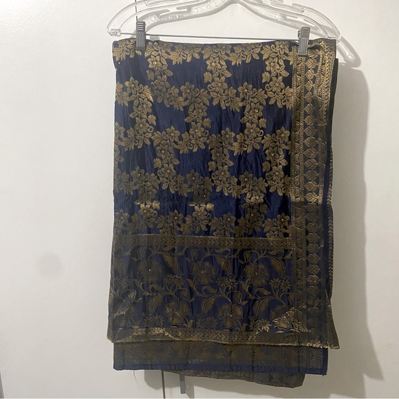 Kurta top and silk dupatta with added leggings - Picture 8 of 13